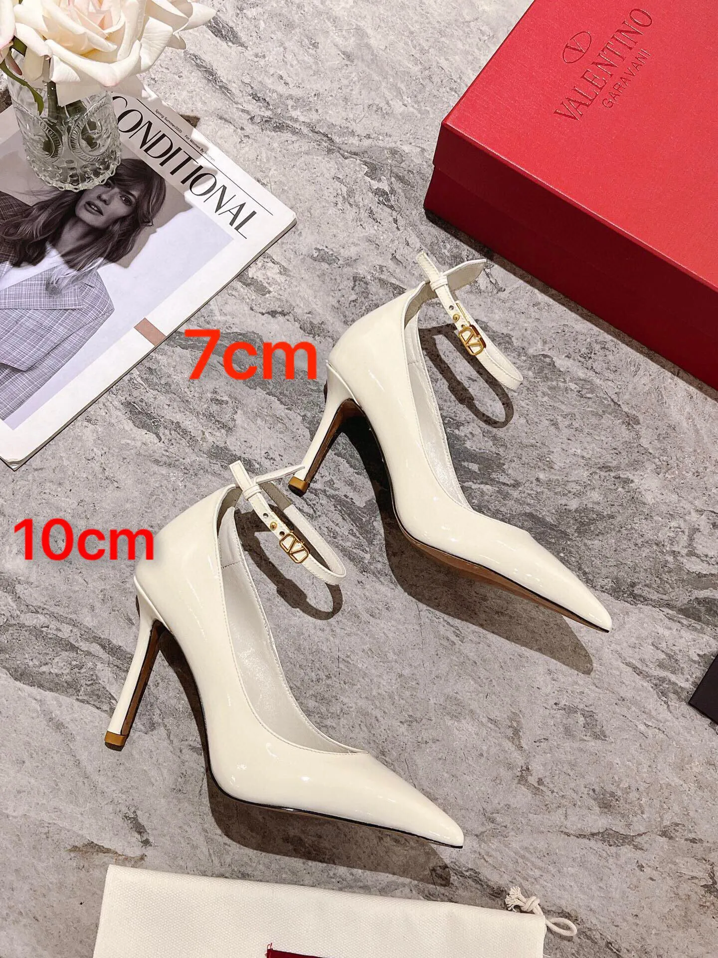 👟👟Ex-factory price 440👟👟 Genuine leather sole +40 Top version 𝑉𝐴𝐿𝐸𝑁𝑇𝐼𝑁𝑂 Valentino new spring and summer women's 6⃣️color patent leather shoes. Unique (small V-label buckle) hardware brings out a full sense of high-end, and the new season will live up to expectations! Worth buying ★ Qipi is absolutely high-grade ❥Original method, absolutely sensual ❥Elegant style, creating a different feeling, simple and elegant style!  Code number: 35-41 (34-42 customized) Fabric: Imported patent leather Lining: Sheepskin lining Heel height: 7cm-10cm2⃣️Various heel height options Leather outsole Rubber outsole